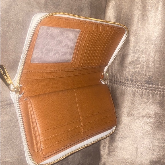 Micheal Kors continental wallet. - Picture 2 of 2